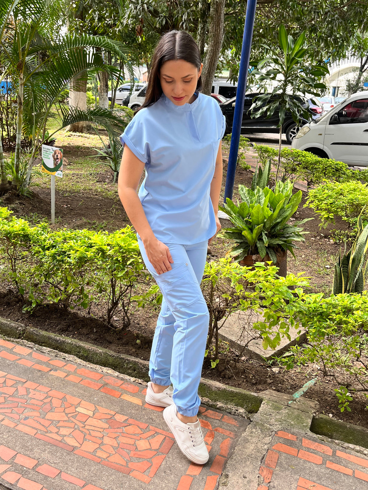 Conjunto Antifluido Mujer – Cuello Bolívar, Manga Pasada y Bajante de Cajón