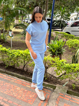 Conjunto Antifluido Mujer – Cuello Bolívar, Manga Pasada y Bajante de Cajón